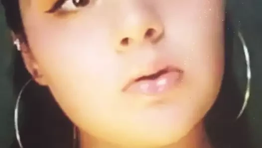 Yulissa boşalıyor
