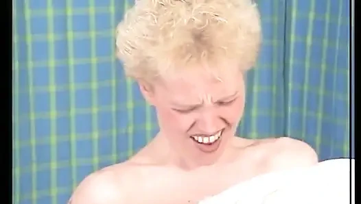 Sarışın genç kız yarak emmek ve amını yalatmak için aldı