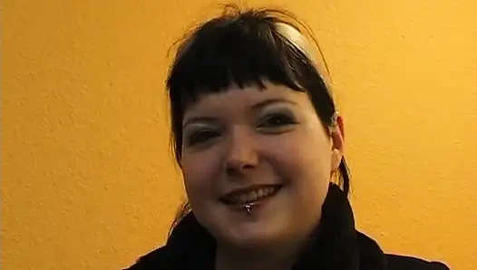 Татуированная крошка играет со своей щелью на кастинге