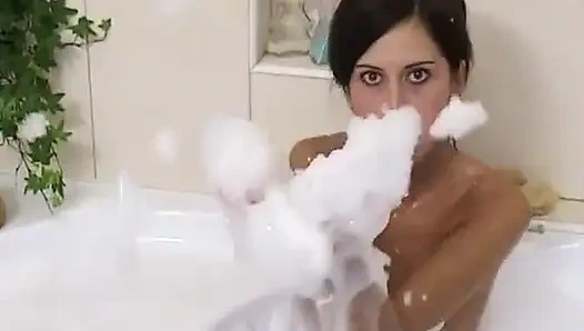 Monica unco ist solo-pornostar in der badewanne