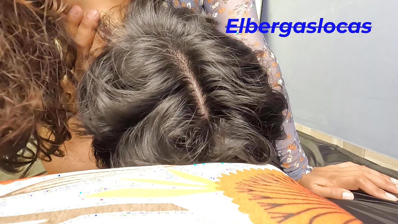 Tuve sexo con mi profesora de universidad, ella fue a mi casa a darme clases privadas y aproveche a follarmela