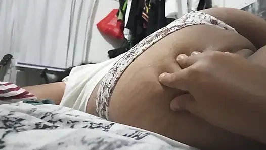 Karımın kalçalarını okşuyor ve onu kaydettiğimin ve yükledığımın farkında değil