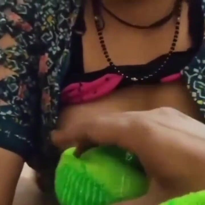 Casal indiano do interior na cama com o rosto aberto
