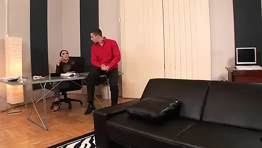 Две Горячие Крошки Поклоняются И Скачут На Огромном Члене В Диком Тройничке