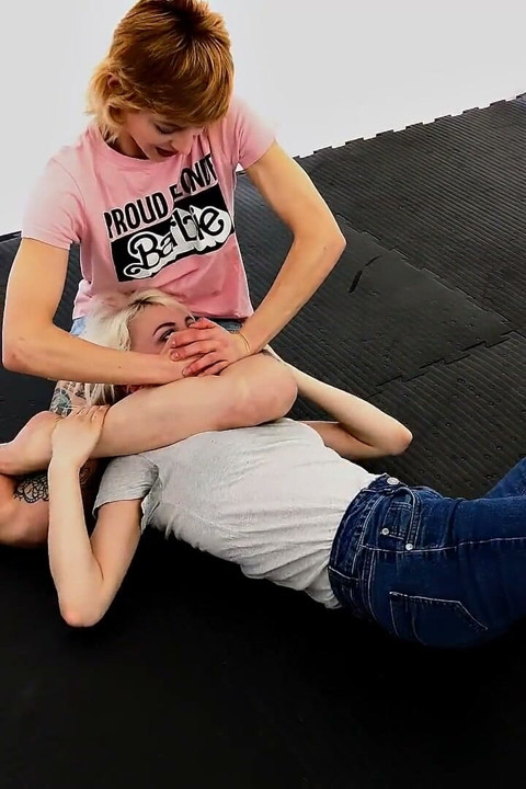 Lilith und stella - heißes tätowiertes mädchen gegen sexy blonde kampfstunde