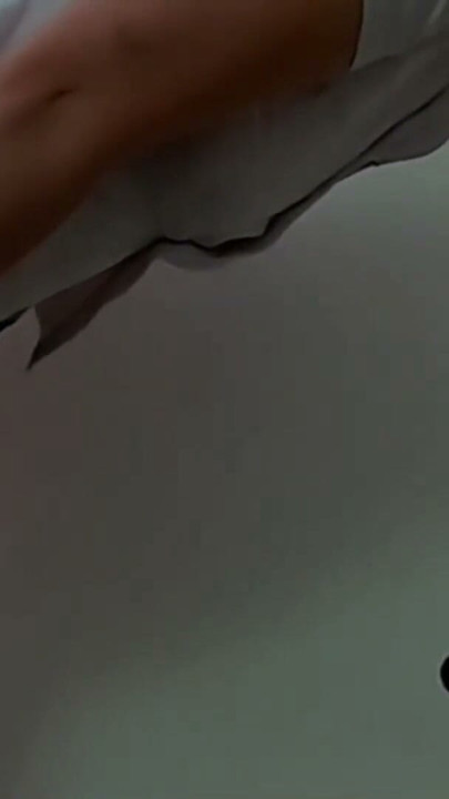 UDA aeromoça milf gostosa é levada com força, enquanto chupa um vibrador, mega carga de porra em sua tanga e saia | Clipe 1