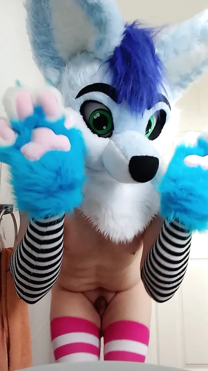 Une femboy poilue fait pipi rapide vidéo UwU