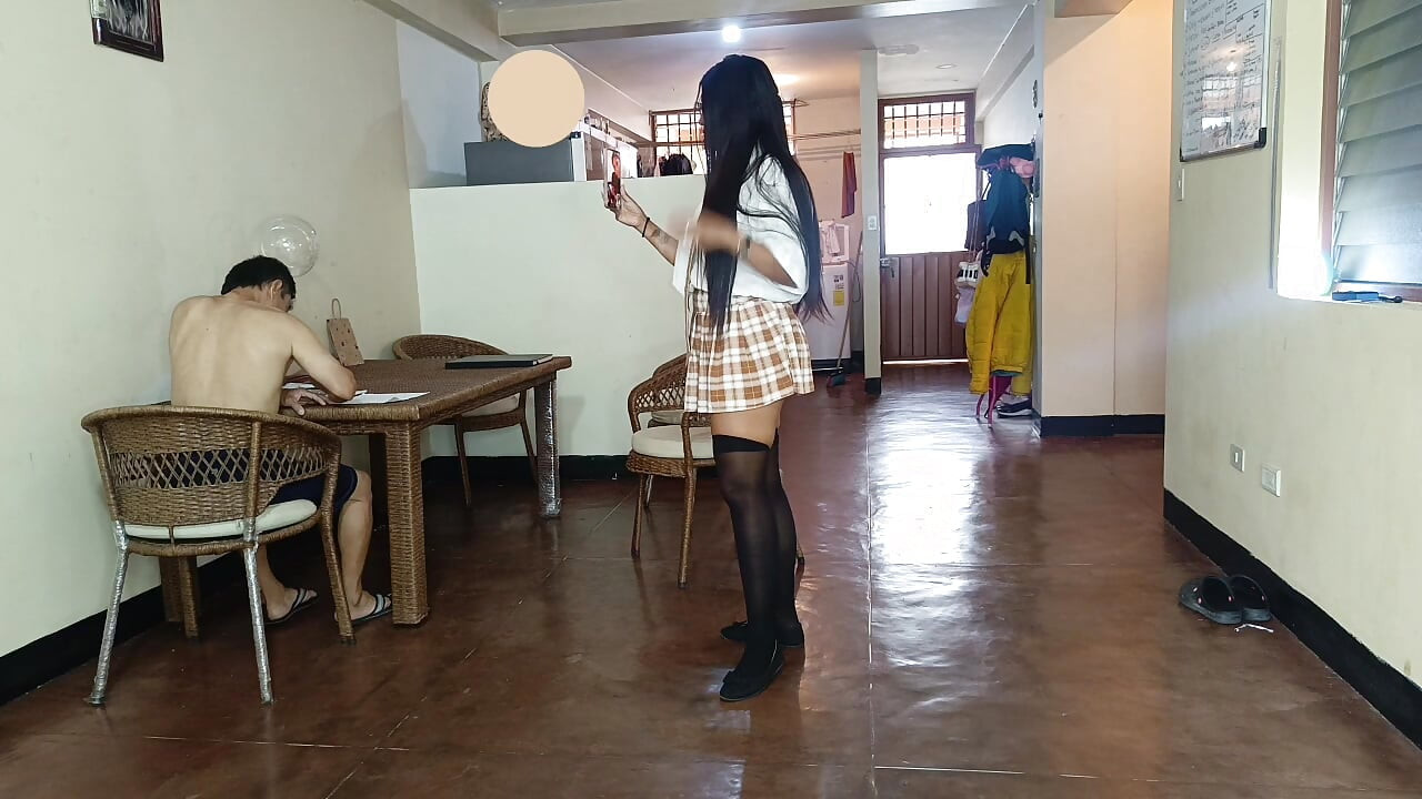 哦，很痛！一个穿着制服的娇小天真女孩为了经济支持而给了一个老人她的屁股。真实，不是假的。