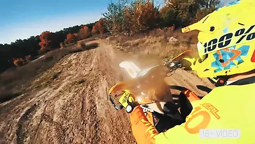 RAUER ANAL AUF SCHMUTZIGEM MOTORRAD. MIA BANDINI