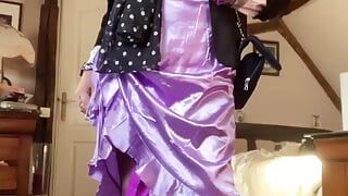 Outfited mit einem lila rock mit einem schlitz an der seite für einen abend