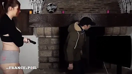 İri göğüslü güzel kızıl saçlı sürtük götünü siktiriyor ve göğüslerine boşalıyor