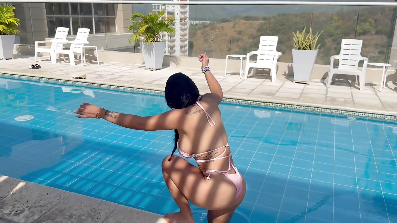 Beautiful Colombian Tourist Plays and Gets Fucked by Stranger She Meets at a Very Prestigious Resort