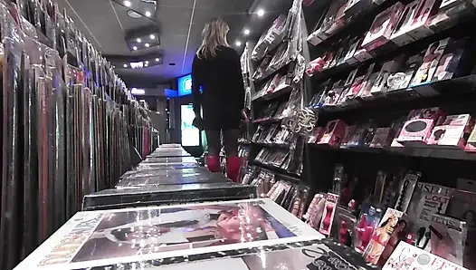 Stilettos'ta, çoraplı ve mini etekli seks dükkanında ve sonra kıyafetle otele dönüyor