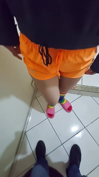 Amigo del edificio pierde apuesta y hace una mamada en las escaleras