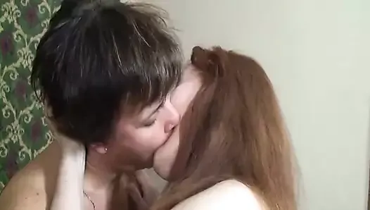 Betsi и Debi - горячие поцелуи, яростное лизание и трах с отличным оргазмом !!!
