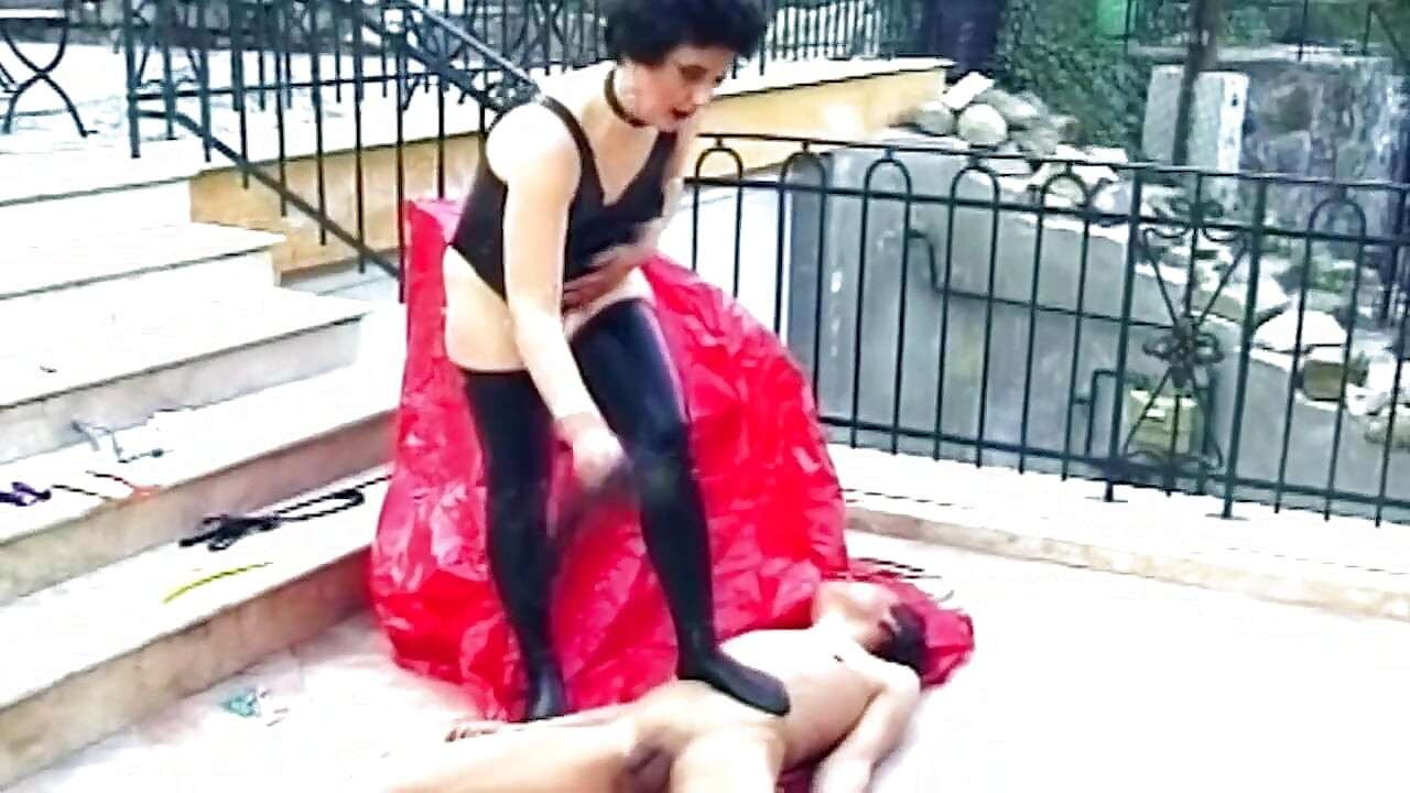 Esmer dominatrix mandalı yarağa sabitliyor