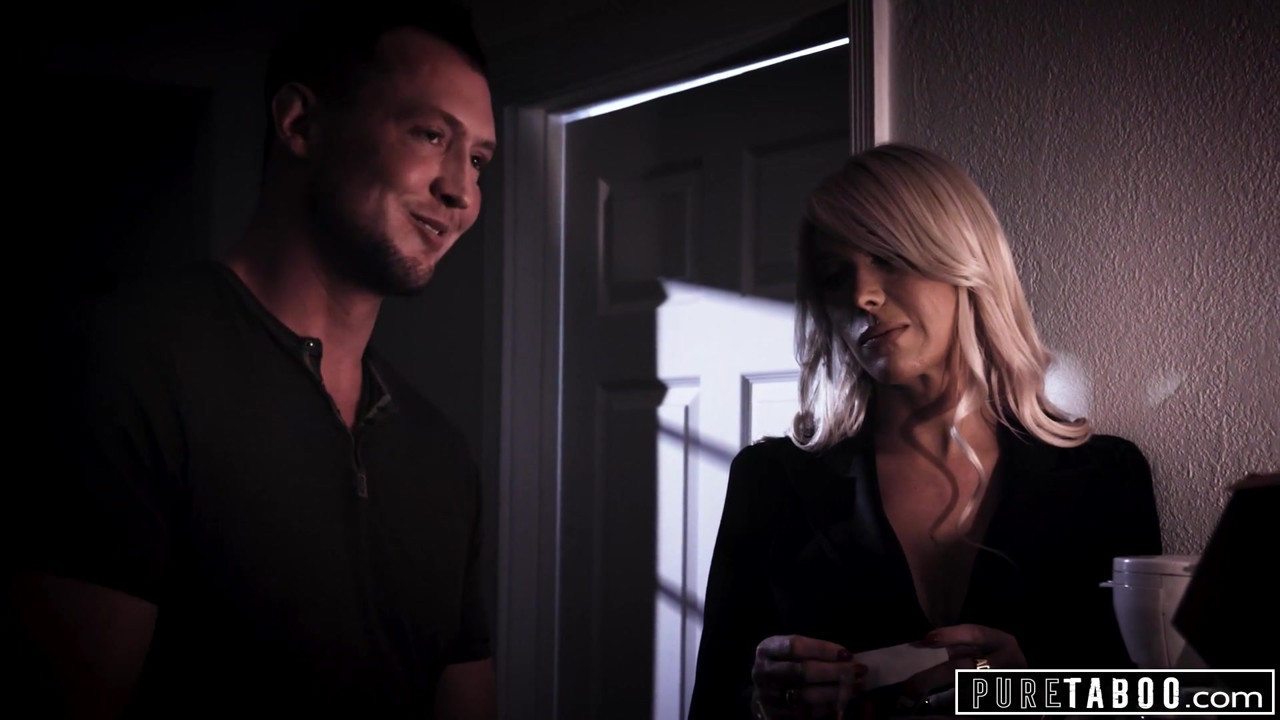 純粋なタブー、セクシートランスガールが悲しみの男をやる