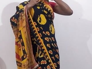 Gunjan sari giyiniyor