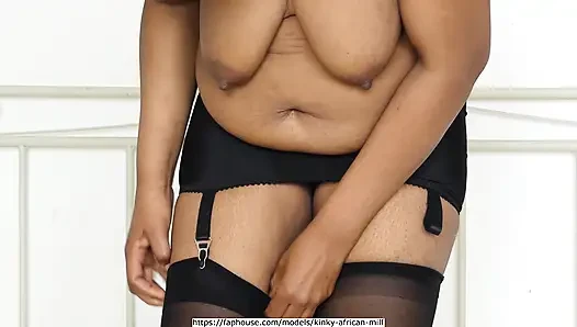 Orgasme yang tak terhitung jumlahnya dalam gaun hitam