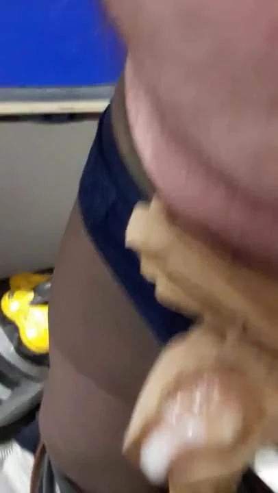Ihre Schuhe mit ihrer Strumpfhose gefickt