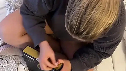 Aku dan pacarku lagi muasin memekku pakai mainan seks baru