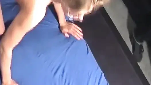 Amateur-schätzchen aus deutschland mit percierten nippeln wird in den arsch gefickt