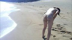 Naakt meisje op mooi strand