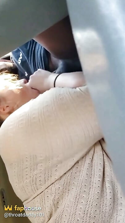 뒷좌석에서 이 자지를 먹기 위해 거리를 걸었습니다.