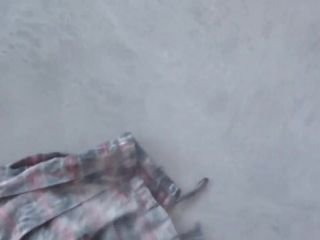 Balayage du sol avec jupe tartan rouge 2