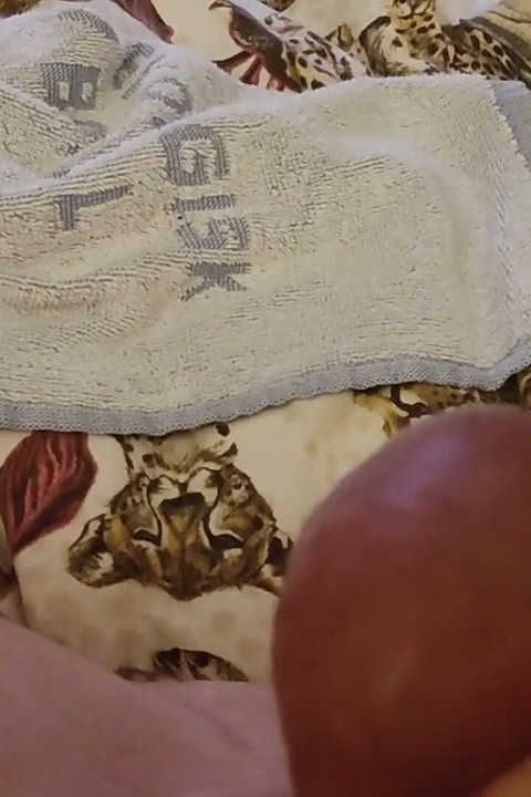 Yatakta yatıyorum ve yarağımla oynuyorum ve yarağımı sokmak için ıslak bir delik bekliyorum