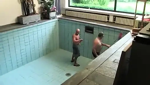 Wanita Brasil imut yang lucu mengejutkan dua pembersih kolam yang senang