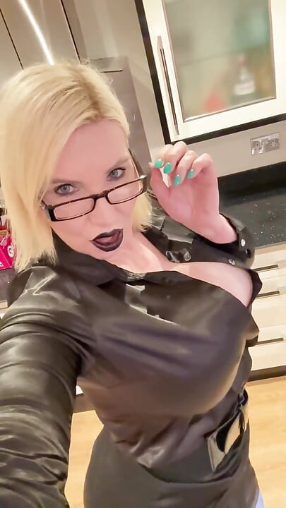 นายหญิงลิปสติกผิวดําบูชานมใหญ่และหี