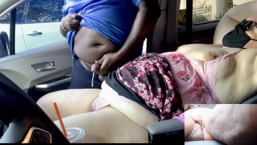 Gorąca napalona seksowna mamuśka z dużymi piersiami przyłapana na publicznej masturbacji w samochodzie (czarny facet szarpie się na ssbbw mokrej cipce