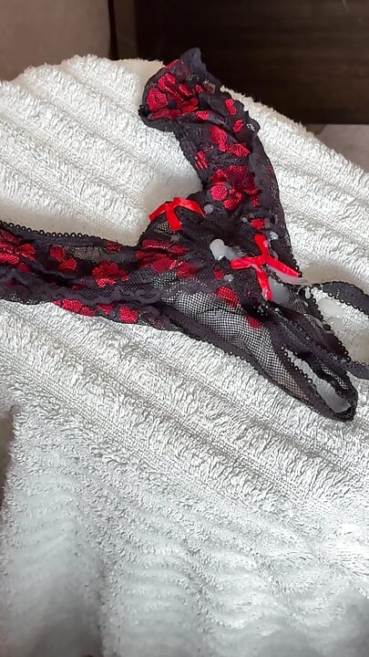Crot di celana dalam istri 11