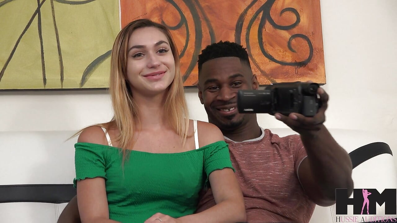 安娜玫瑰的第一个大黑射在她紧致的男同上！