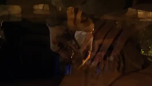 Cewek hot rambut cokelat lagi asik goyangin kontol besar di luar ruangan