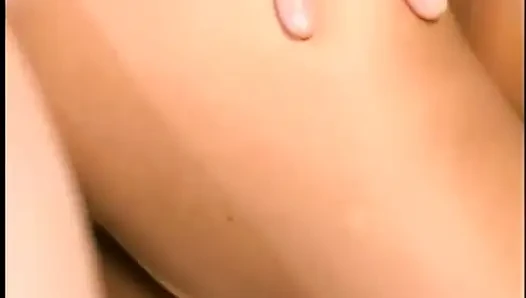 Asyalı güzel kadın fındık emiyor ve sert beyaz yarağı yalıyor