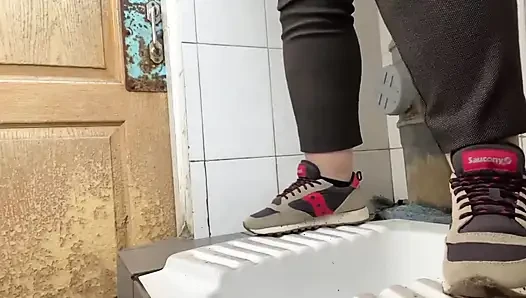 Reifes Urinieren in der öffentlichen Toilette im Krankenhaus