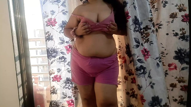 INDIAN NAUGHTY STEP MOM CAUGHTY NAKED IN BEDROOM PART 1