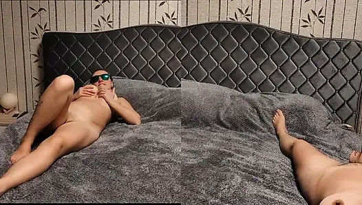 Жена наблюдает, как моя сводная сестра со мной играет. Настоящая жена мастурбирует, а моя настоящая сводная сестра сосет