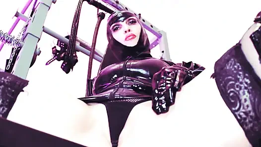БДСМ домина Eva, фетиш, женское доминирование в латексе, трах в рот рабыни с киской