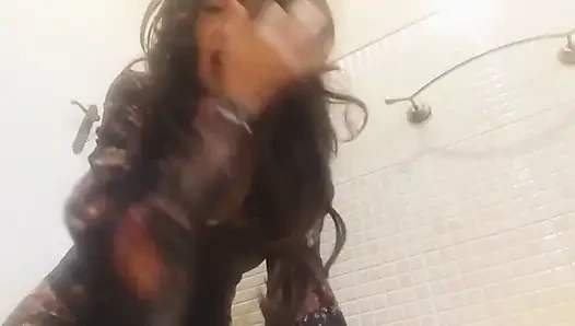 Monia fahişesi, tiyatroya gidiyor ve... kaçırılmaz bir hikaye