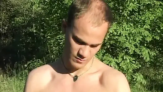 Çoraplı bacaklara tapıyor ve maskeli yarak emiyor