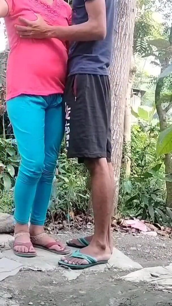 Ključni trenutak iz "Seoska djevojka seksa sa svojim dečkom u crvenom T-bartu na otvorenom (službeni video Villagesex91)"