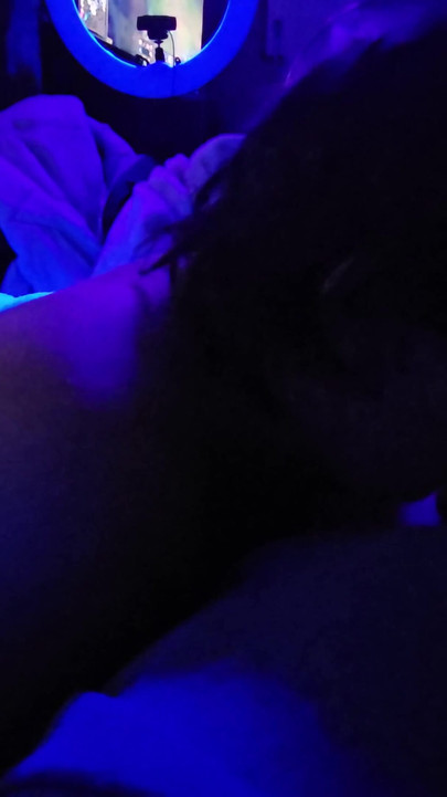 Khỏa thân bú cu dưới ánh đèn đen bị ngậm miệng | Đoạn video ngắn 2