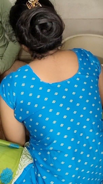 Mami Muze Nahi Nahana Bahut Thanda Pani Hai Chup Chap Baith Yaha | קליפ 1