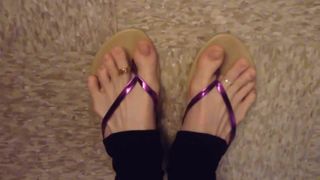 Sandalias con aros en los dedos y leggings negros