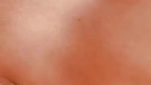 Aman legte seinen Schwanz zwischen ihre Lippen und saugte ihn.