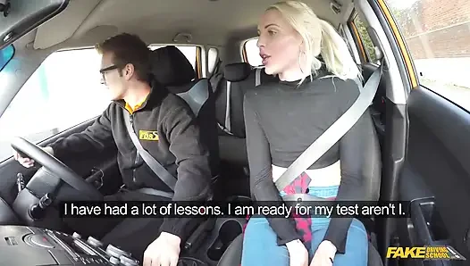 Fake driving school - die freche studenten-fahrerin lexi lou nimmt lehrerin ryan tief in den hals, wird hart gefickt, bis sie squirtet und kommt