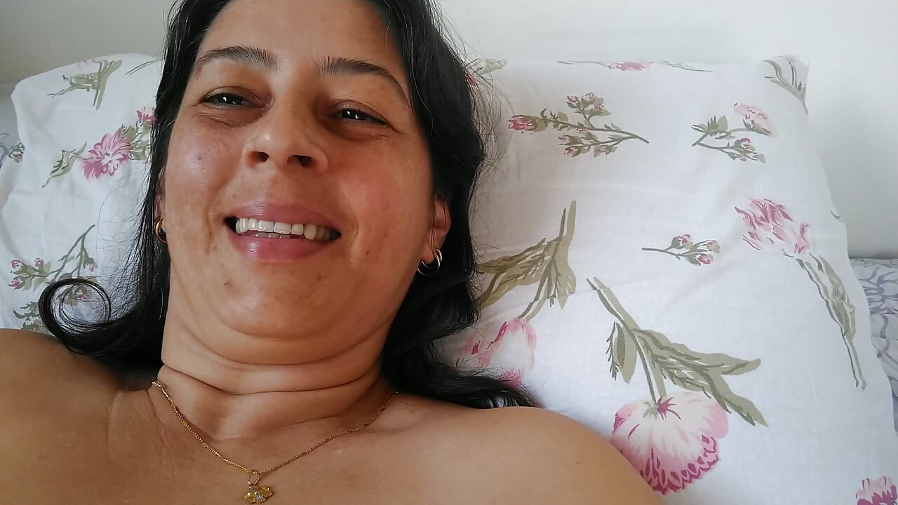 Lihat tubuh telanjang istri ini. Dia memiliki memek berbulu panas.